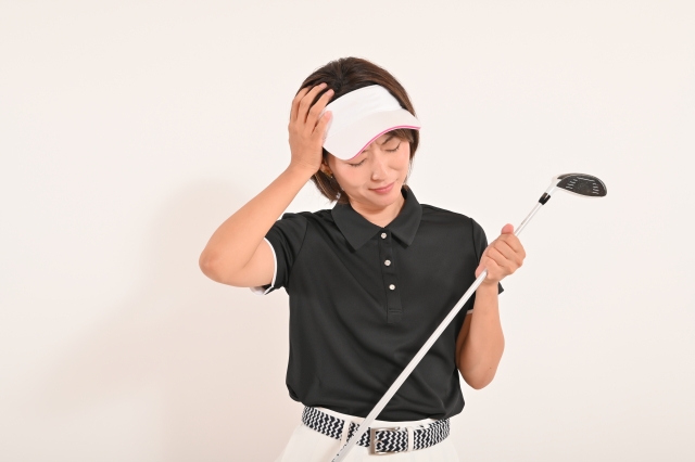 頭を押さえる女性